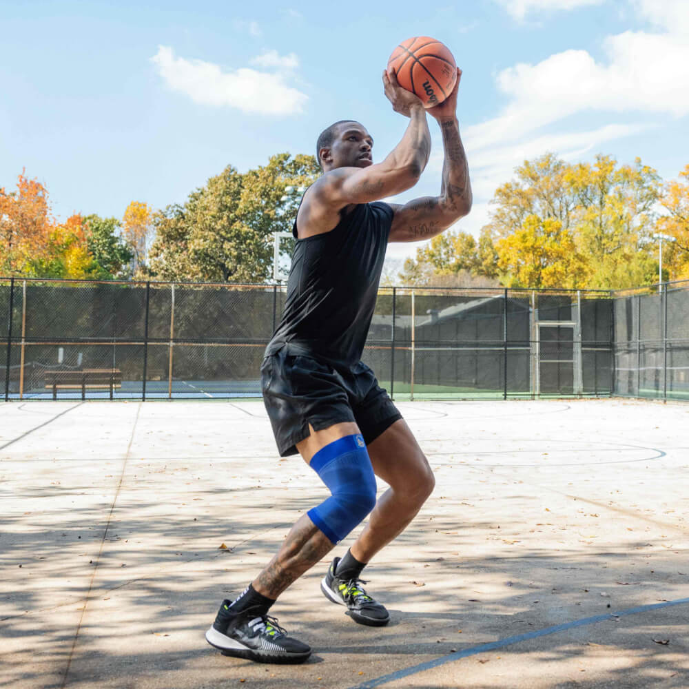 Basic player wears an NBA Knee Sleeve Mavericks