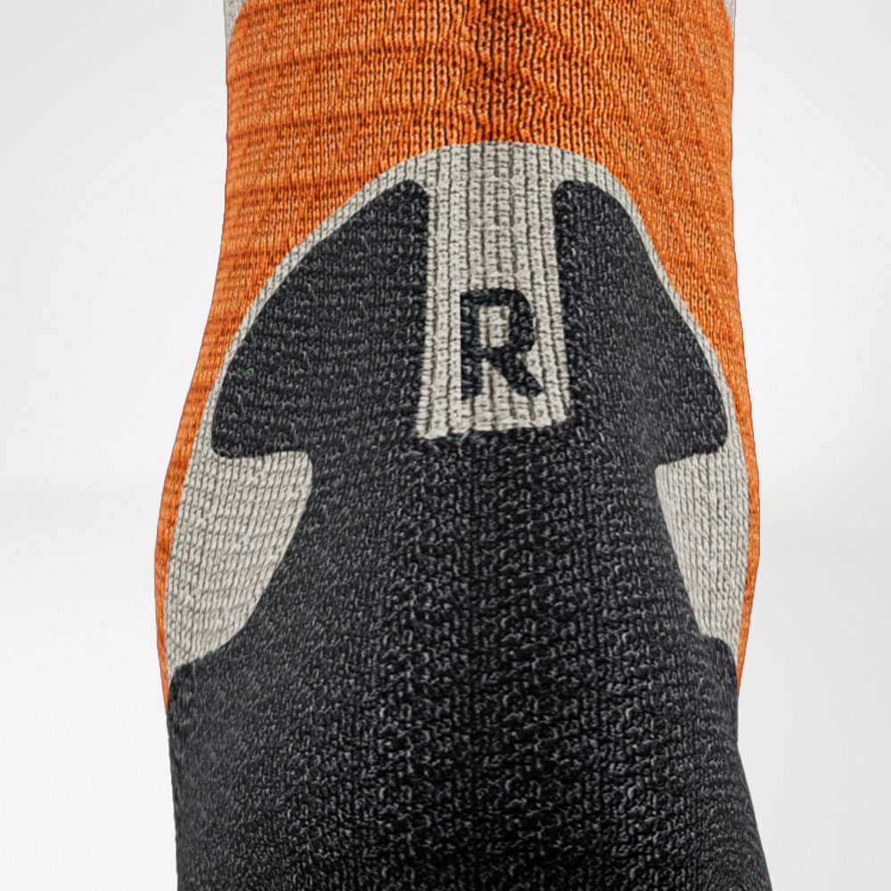Detailed view of the Achilles' area of ​​the gray -orange trail run - running socks