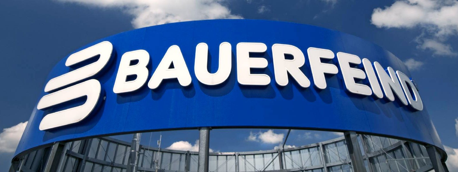 Bauerfeind lettering at the company headquarters in Zeulenroda
