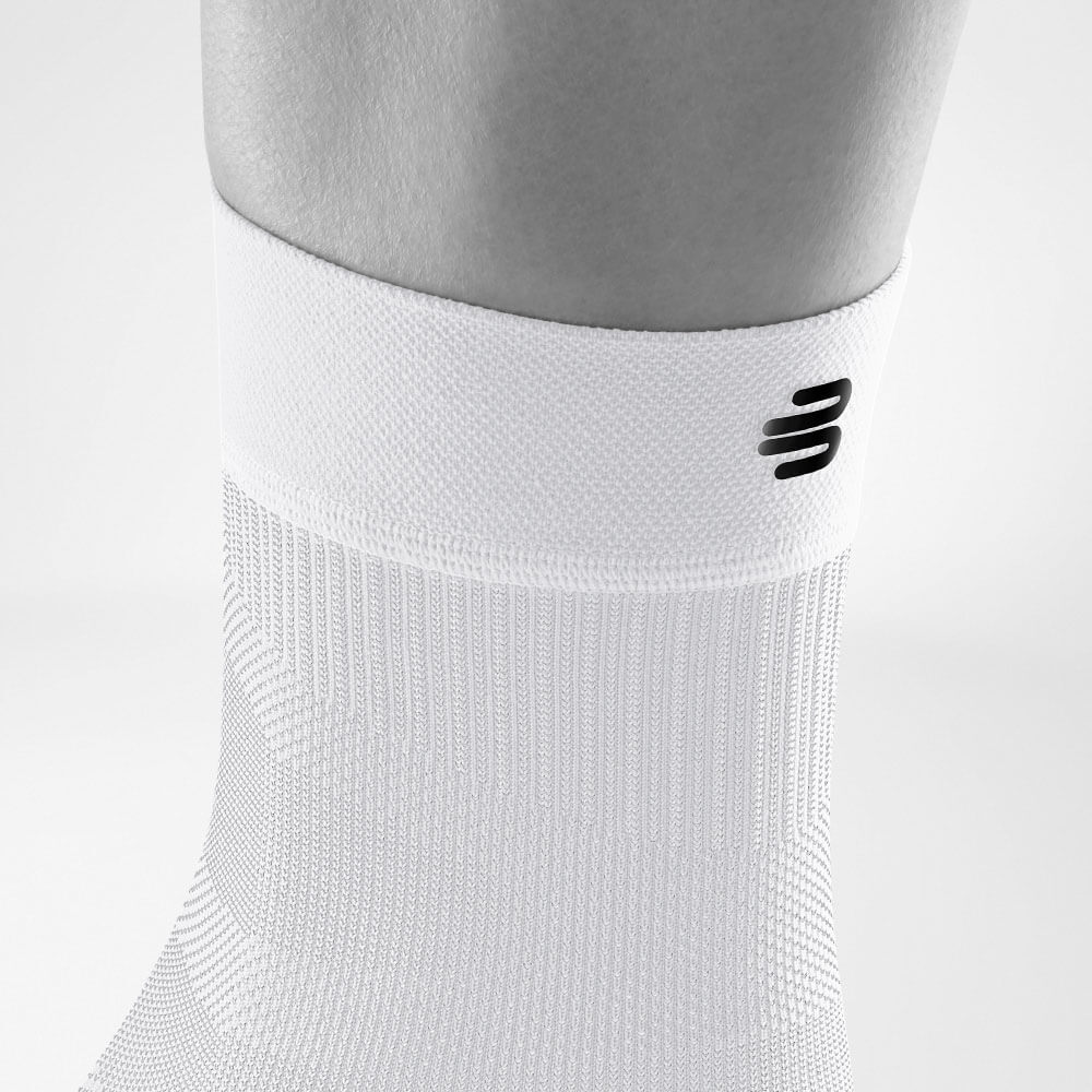 Detailed view of the upper area of ​​the White Sportsleev for the ankle including a knitting course and logo