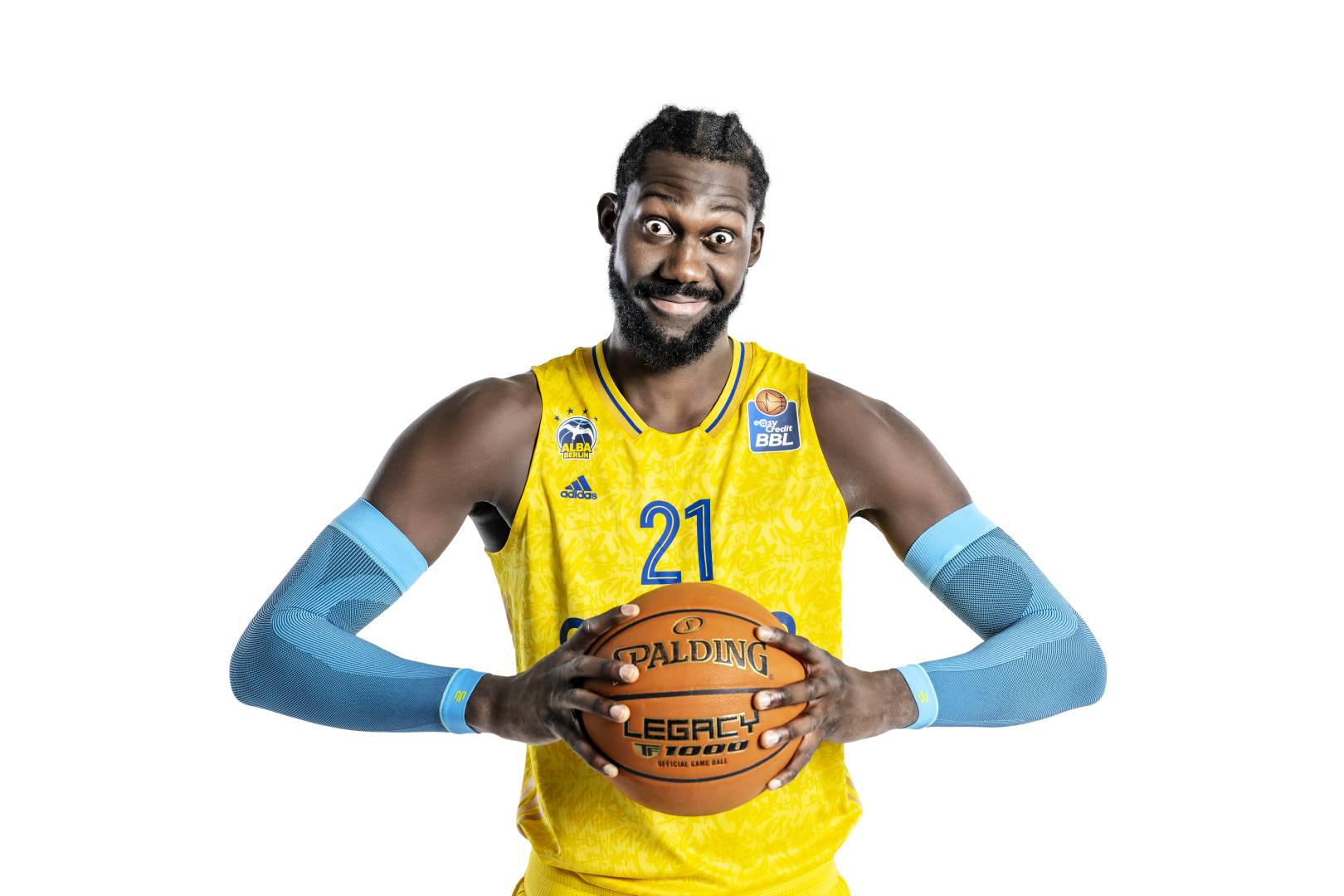 Alba Berlin player holds basketball between his hands and wears an arm sleeve