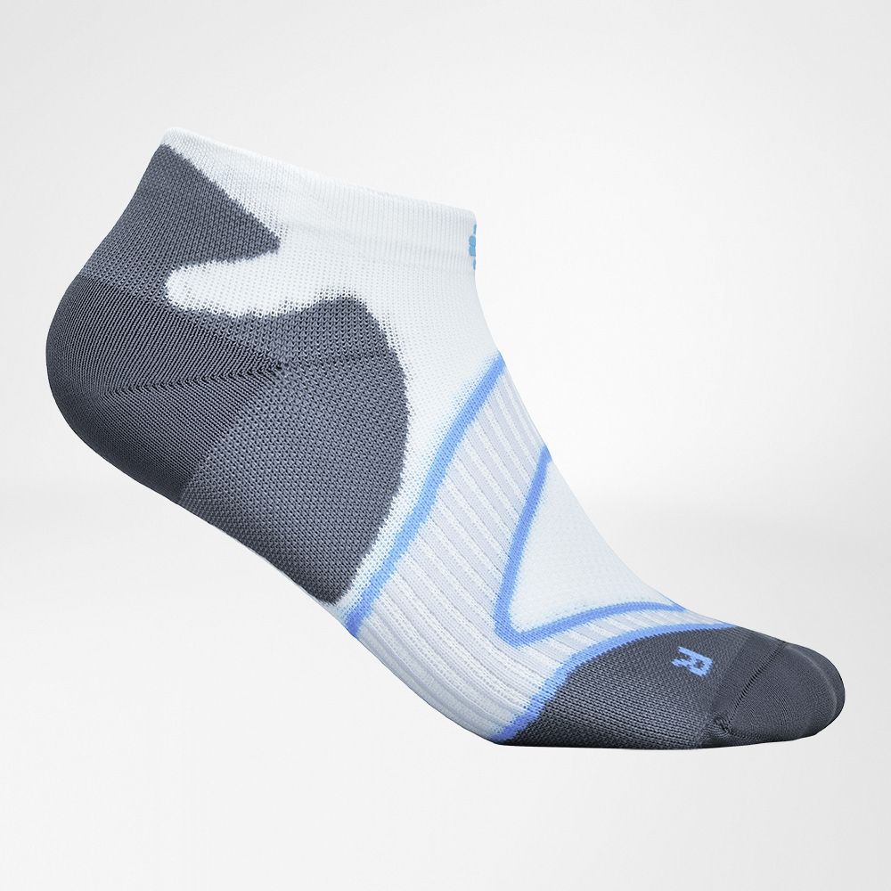 Lateral complete view of the white-blue short running socks