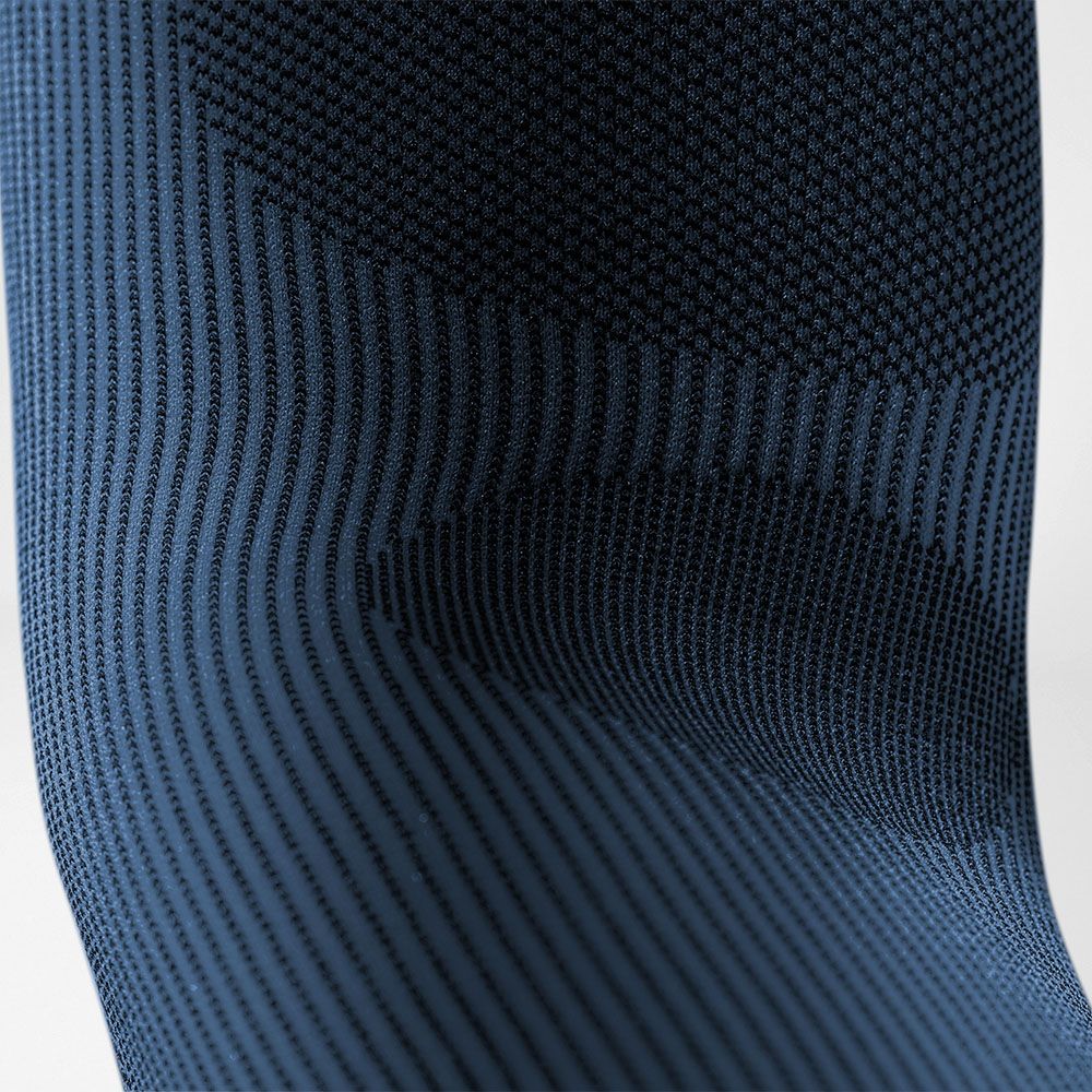 Detailed view elbow inside with a knitting course of the basketball compression Sleeves for the arm in dark blue