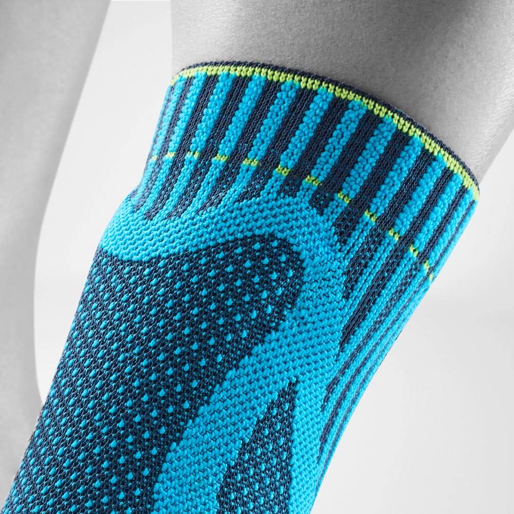 Detailed view on the upper back of the Rivera colored Achilles' bandage with different knit patterns and the pelotte curved under the knitted