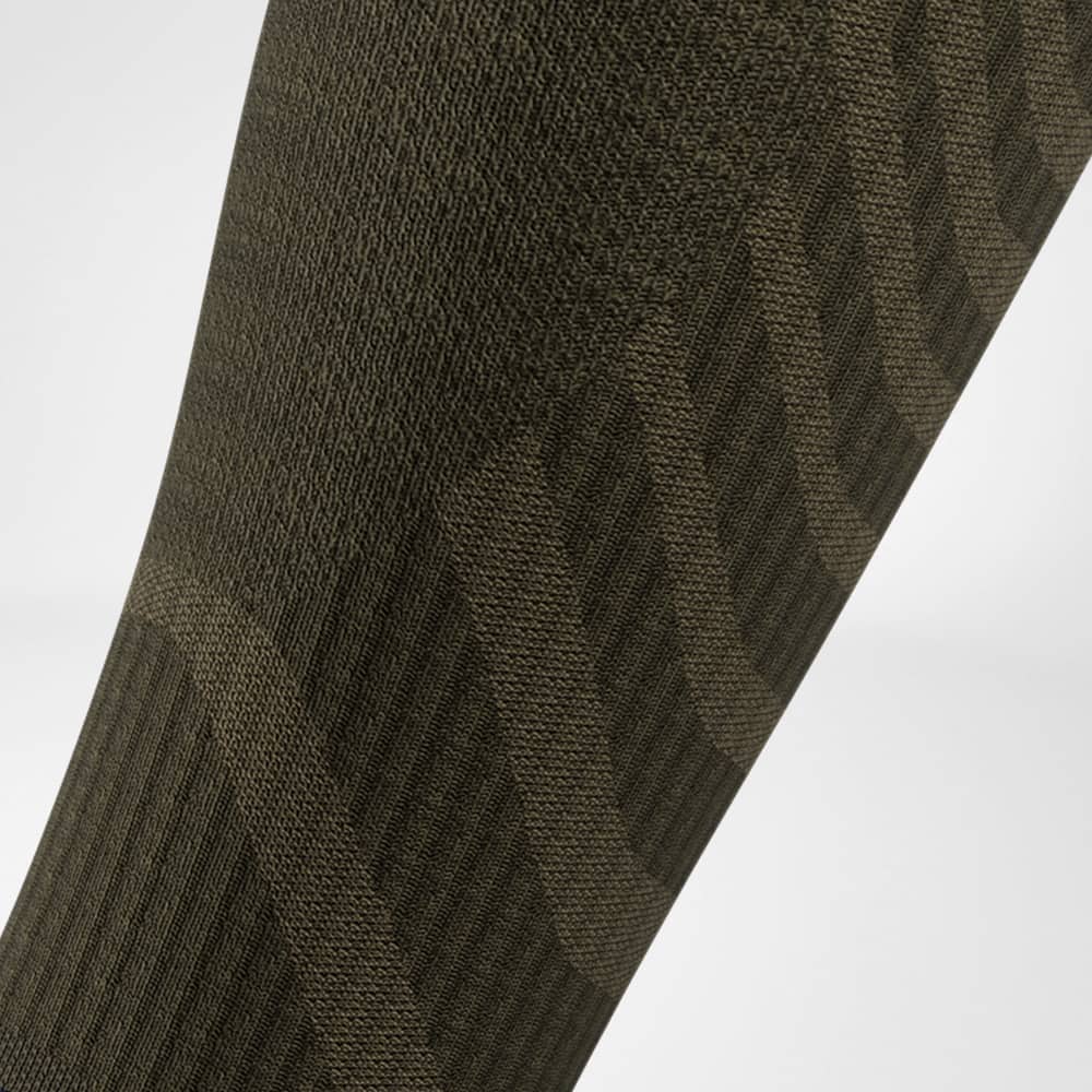 Detailed view of the calf area of ​​the merino hiking socks in dark green