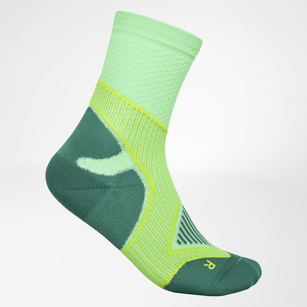 Lateral complete view of the green trekkings socks