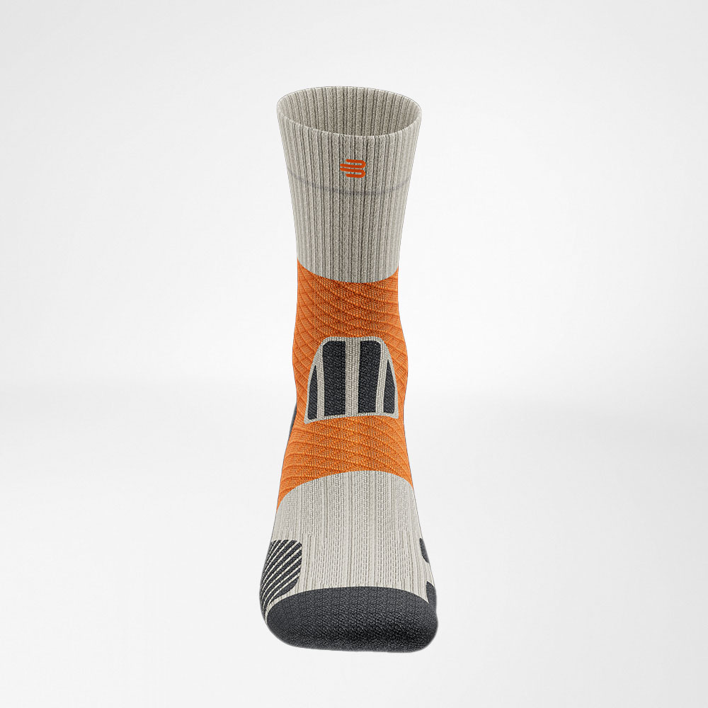 Front overall view of the gray -orange medium -length trail run - running socks
