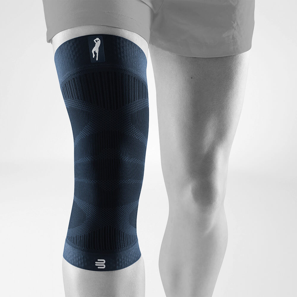 Complete front view of the Knee Sleeves Dirk Nowitzki Edition on the stylized gray body