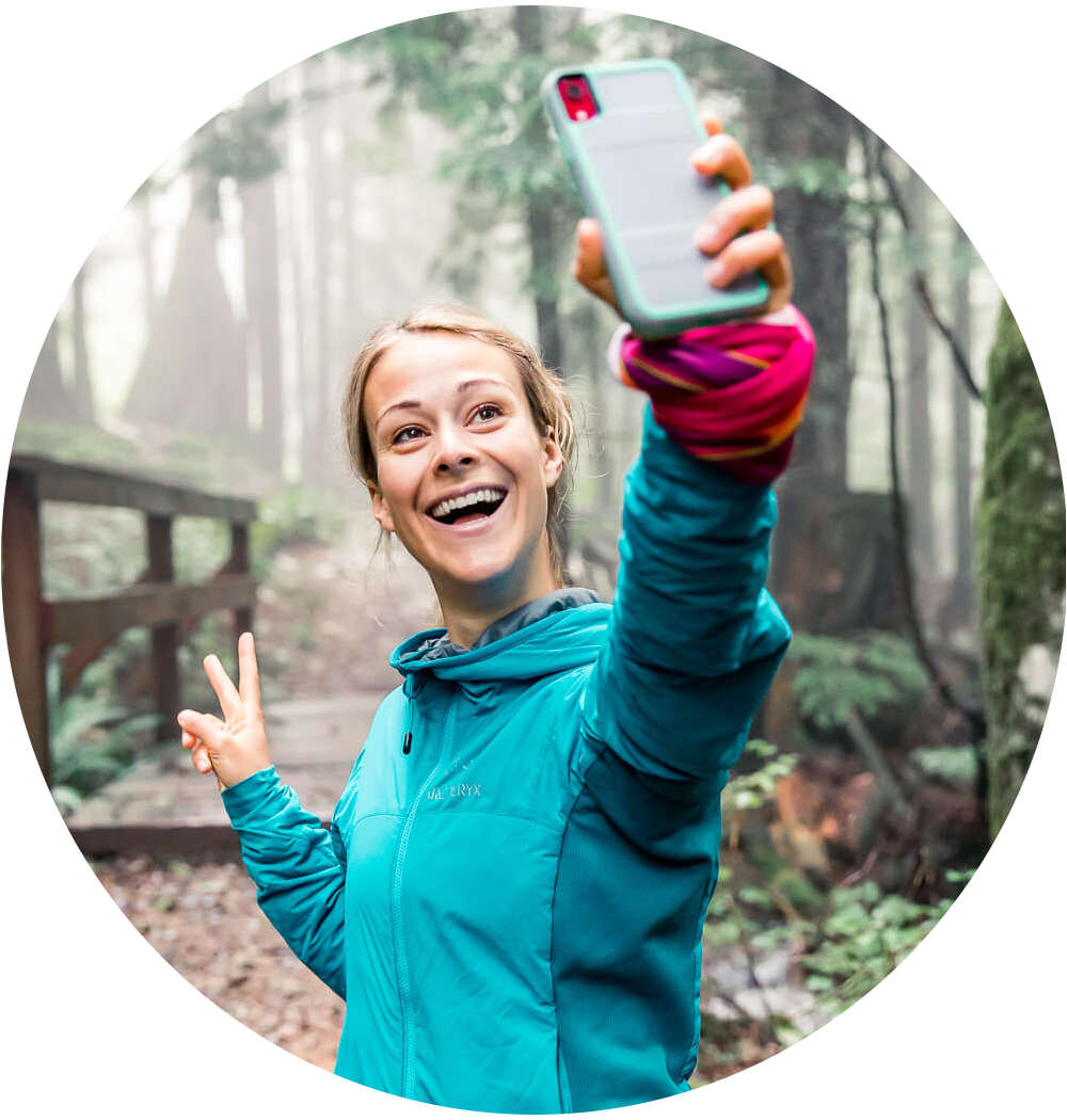District -round picture of influencer Hailey van Dyk at a selfie in the forest