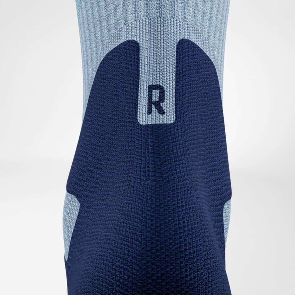 Detailed view of the Achilles' area of ​​the merino hiking socks in light blue