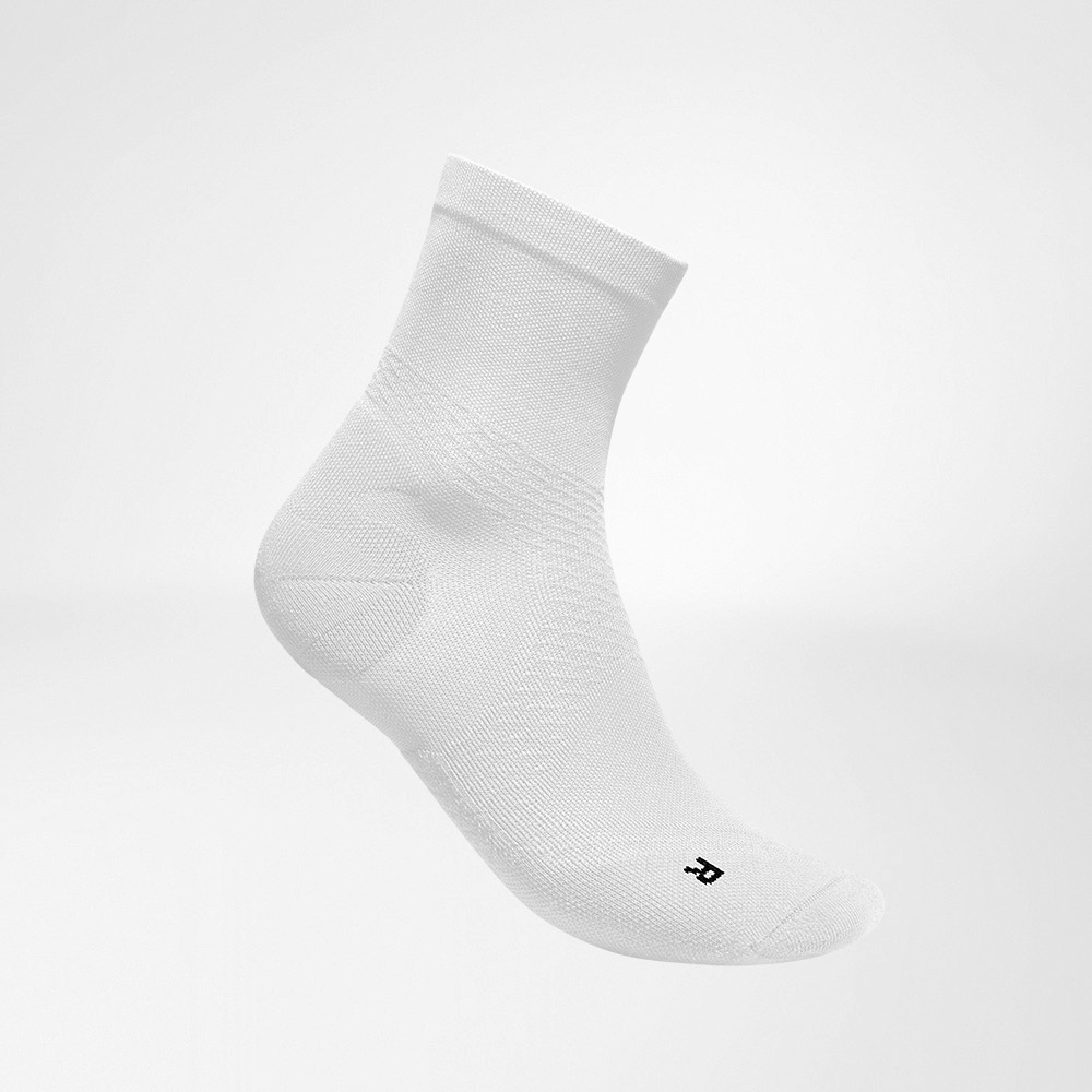 Lateral complete view of the white medium -length airy knitted running socks