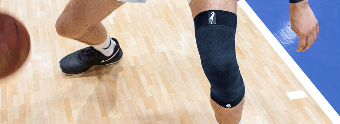 Detailed view on the legs of a basketball playing man who wears a Knee Sleeve Dirk Nowitzki Edition