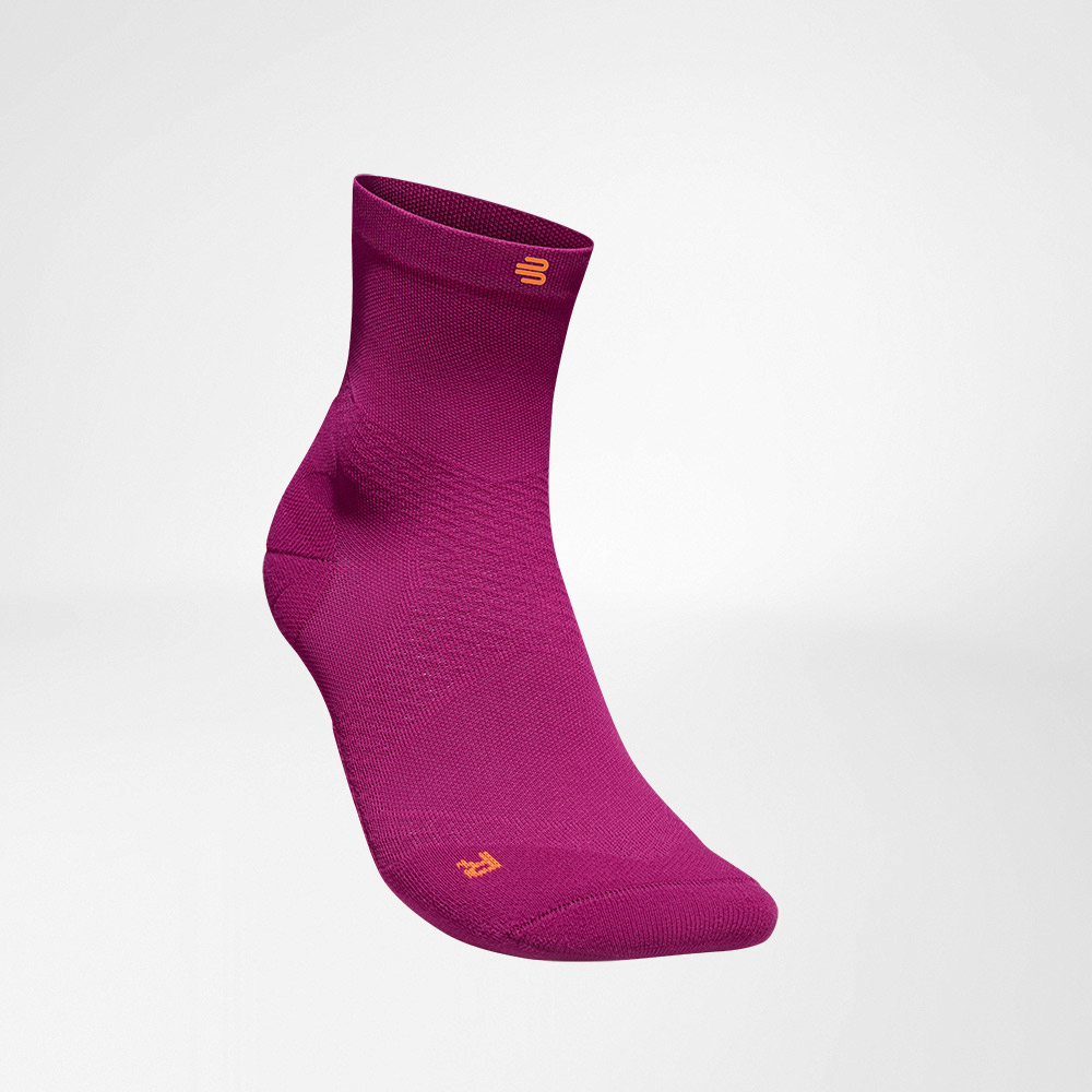 Lateral front view of the pink medium -long airy knitted running socks