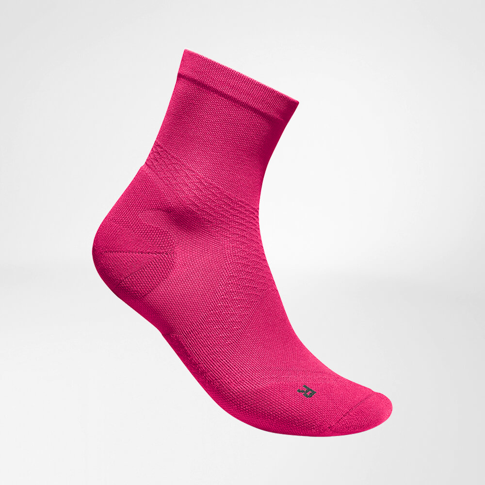 Lateral complete view of the pink medium -length airy knitted running socks