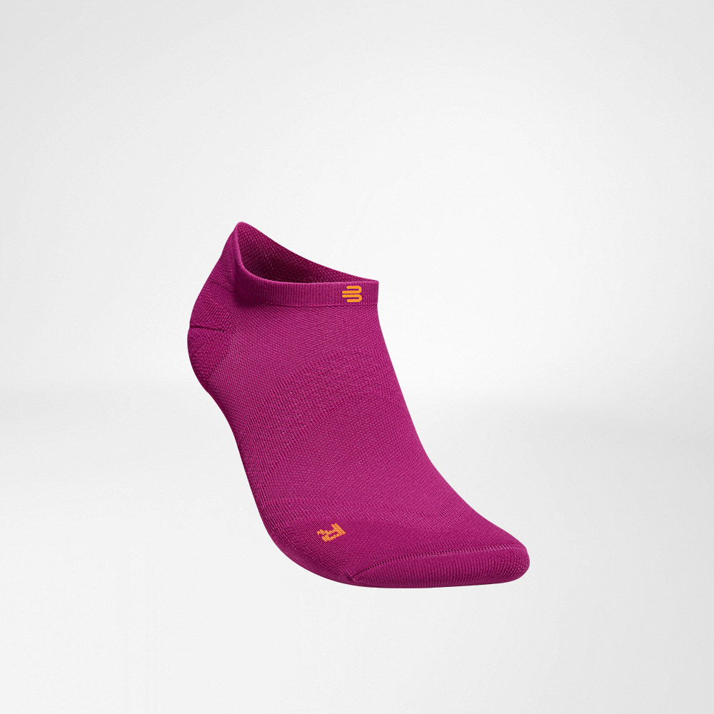 Lateral front view of the berry -colored short, light running sock