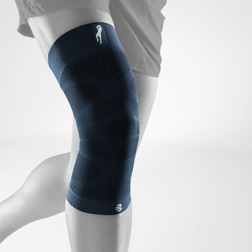 Complete view of the Knee Sleeves Dirk Nowitzki Edition on the stylized gray body