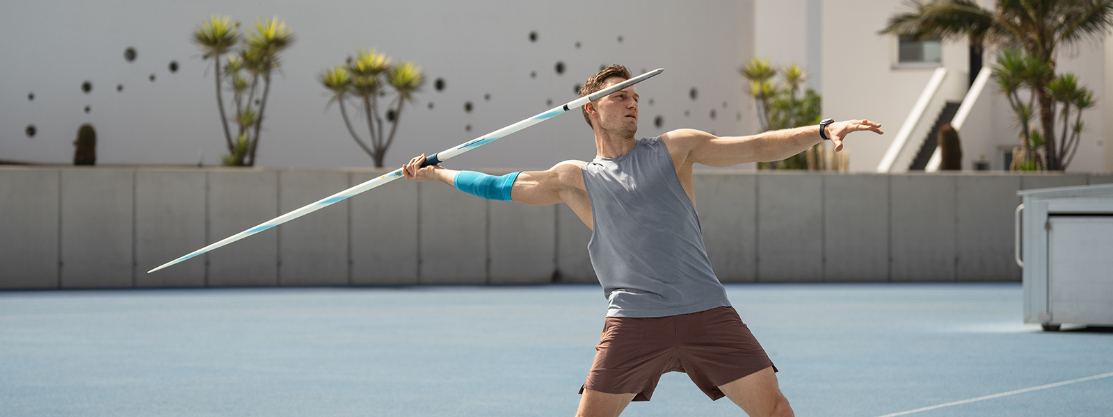Thomas Röhler wears a blue elbow leeve and is to throw a spear