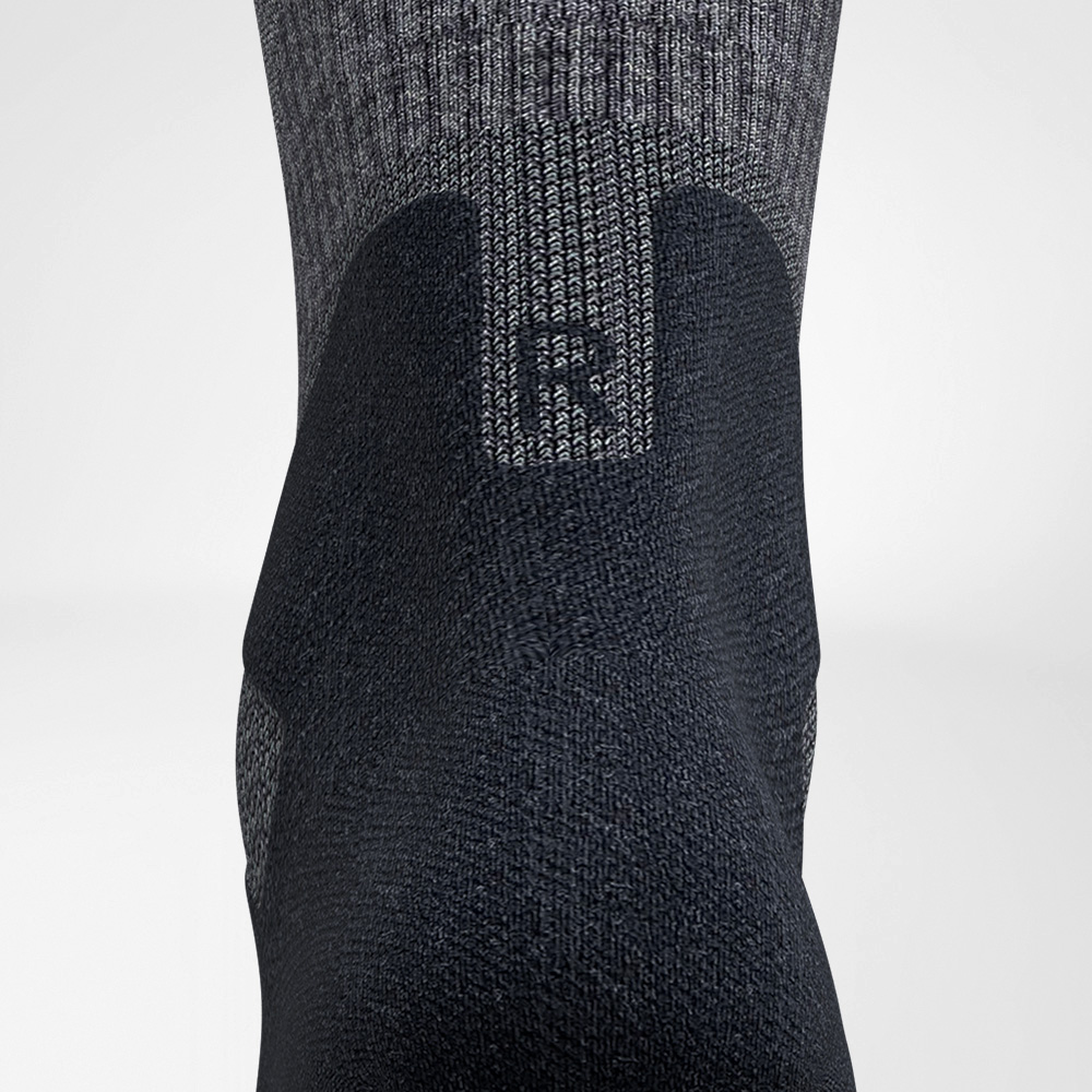 Detailed view of the Achilles' area of ​​the merino hiking socks in dark gray