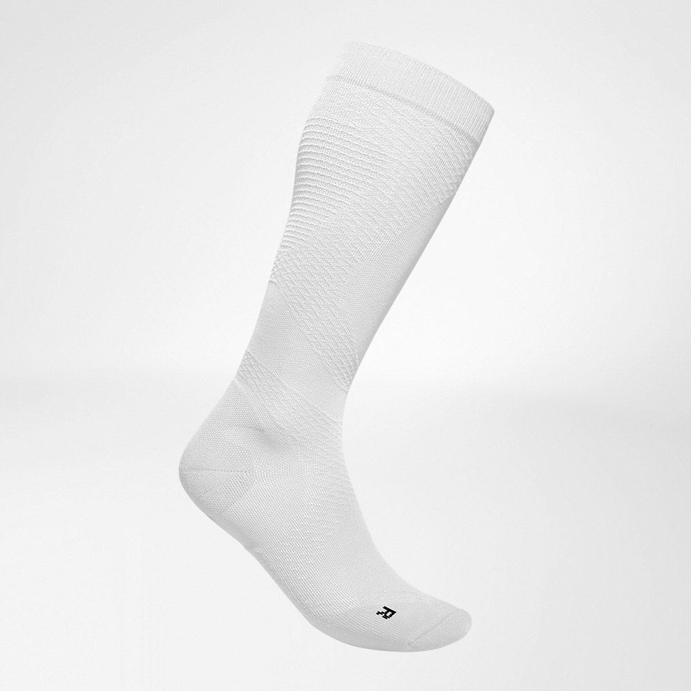Lateral complete view of the white airy knitted compression socks to run