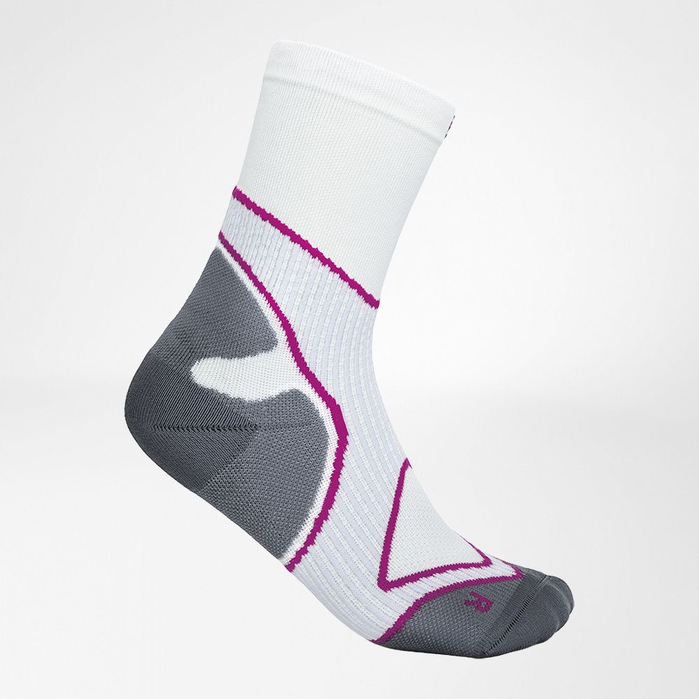 Lateral complete view of the white-pink medium-length running socks