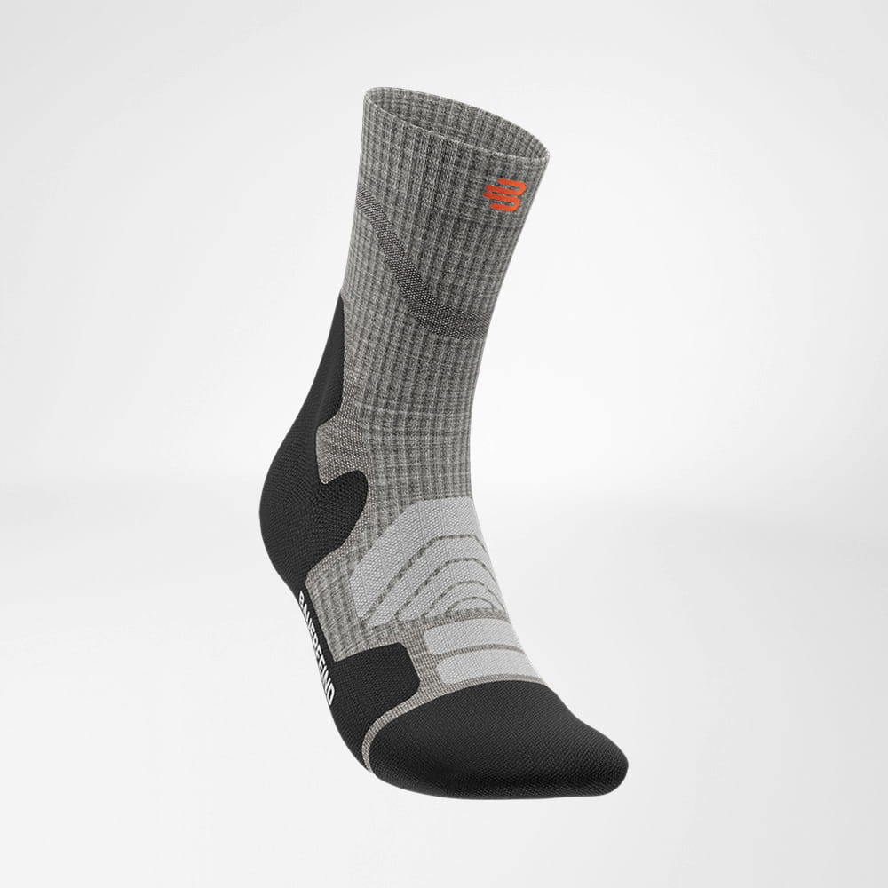 Lateral front view of the light gray medium -length Merino - hiking socks