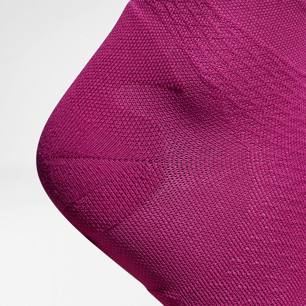 Detailed view on the heel protection zone of the pink -colored airy knitted compression socks and running