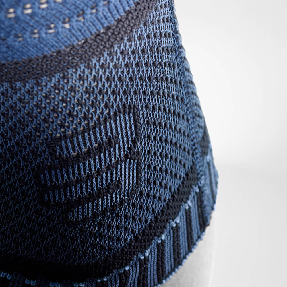 Detailed view from the knitted logo of the Knee support for Sport Dirk Nowitzki Edition