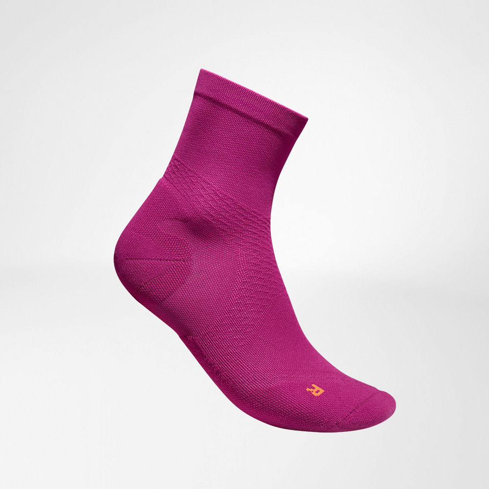 Lateral complete view of the berry medium -length airy knitted running socks