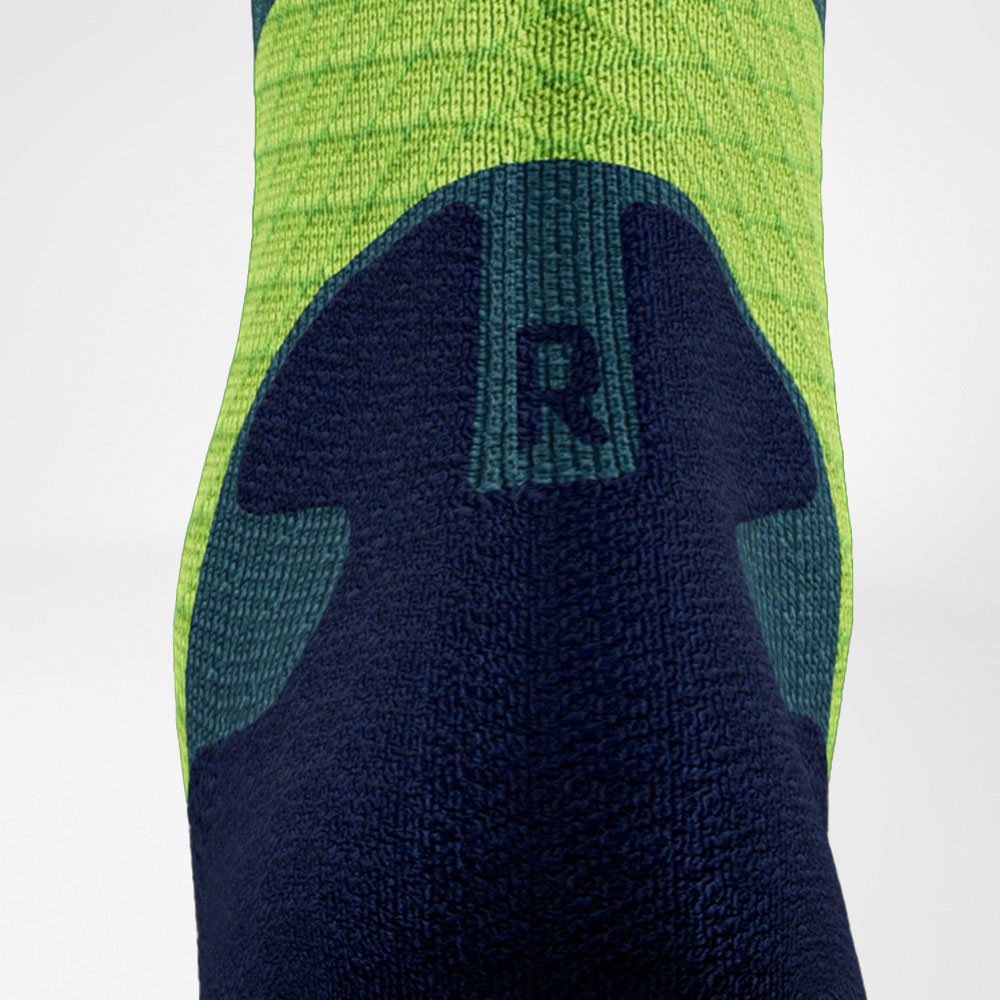Detailed view of the Achilles marriage area of ​​the blue -green trail run - running socks