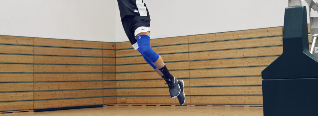 Basic player in the jump is wearing an NBA Knee Sleeve Mavericks