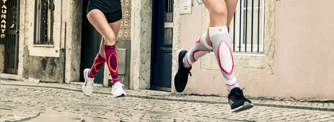 Runners with compression stockings to run through a city