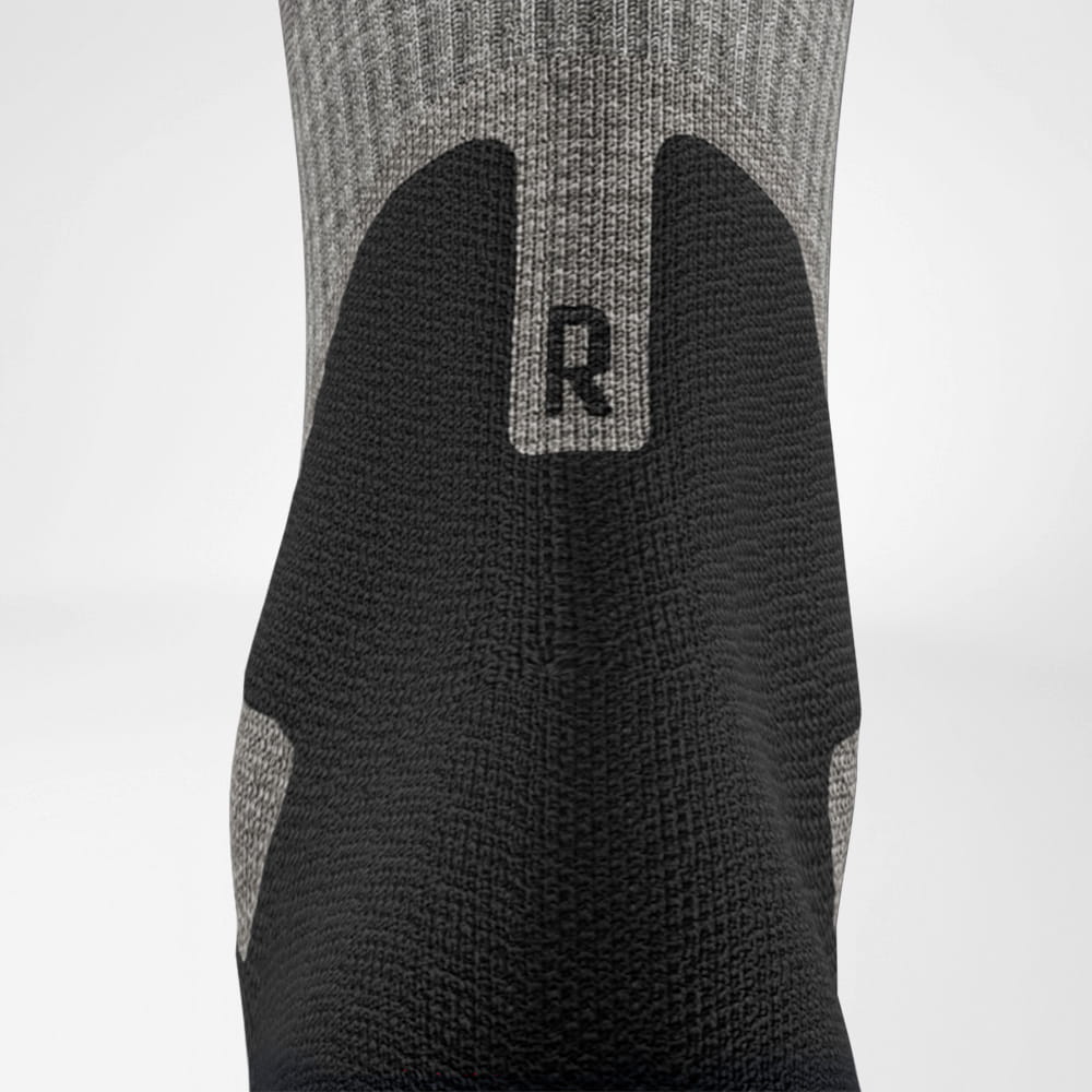 Detailed view of the Achilles' area of ​​the merino hiking socks in light gray
