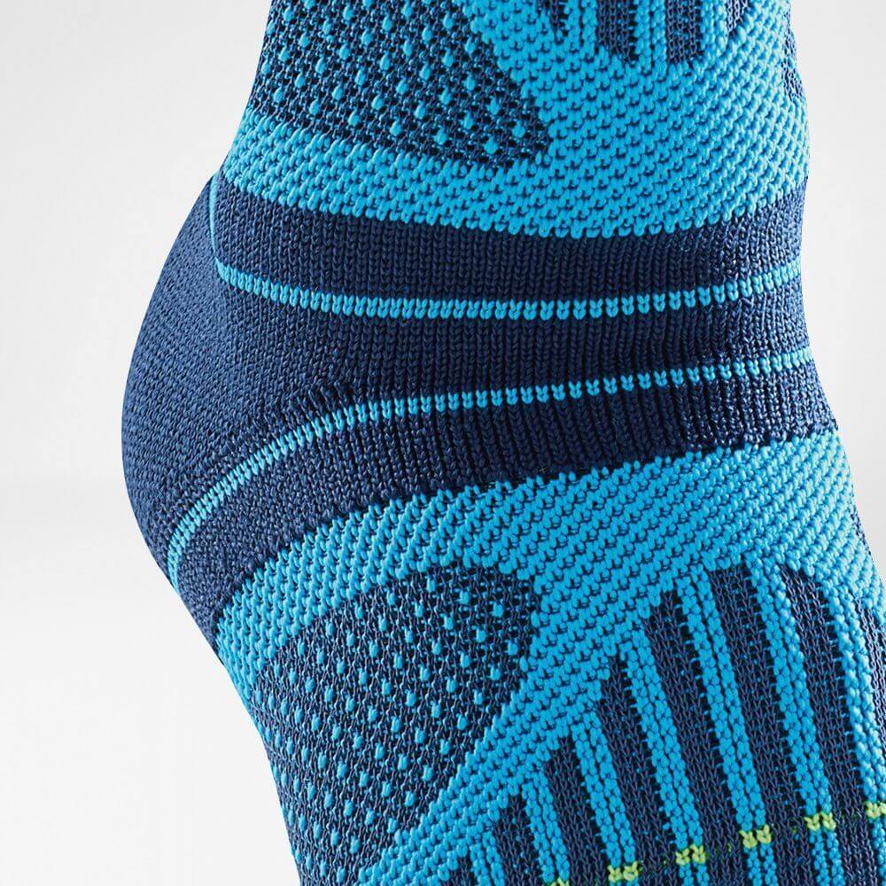 Detailed view of the knitting course of the Rivera-colored sports bandage for the ankle
