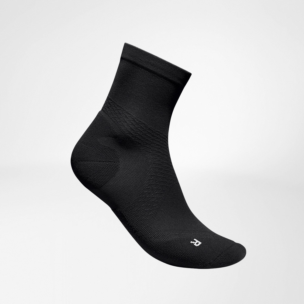 Lateral complete view of the black medium -length airy knitted running socks