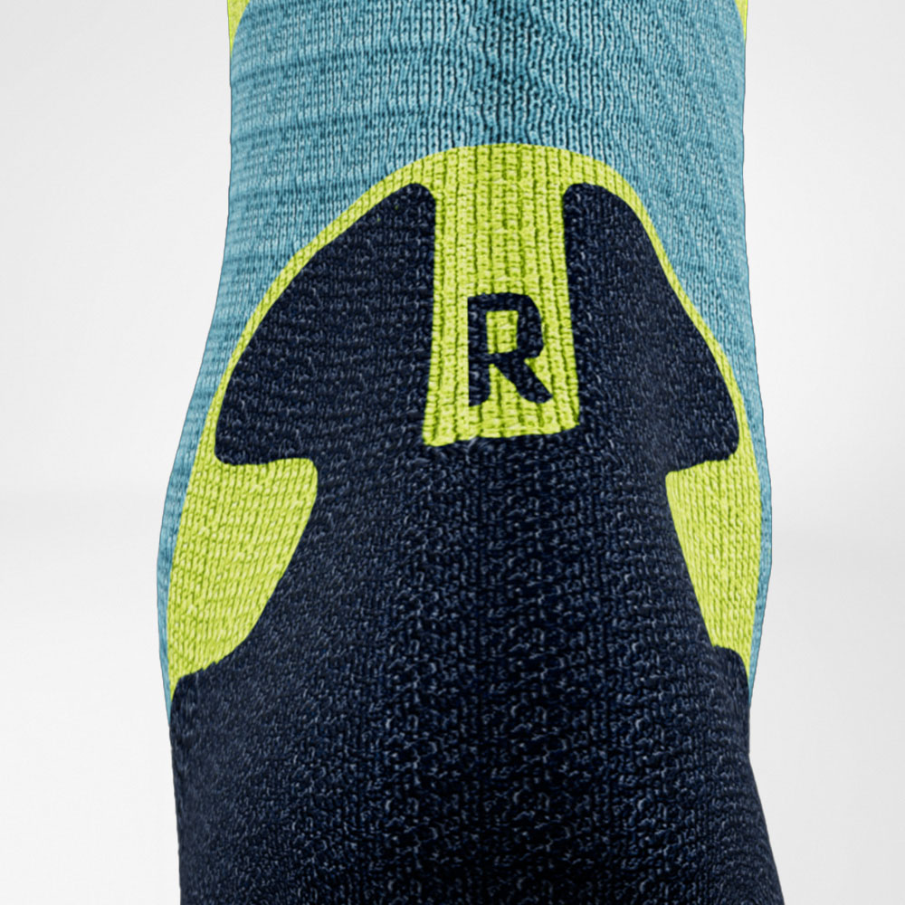 Detailed view of the Achilles marriage area of ​​the blue and yellow trail run - running socks