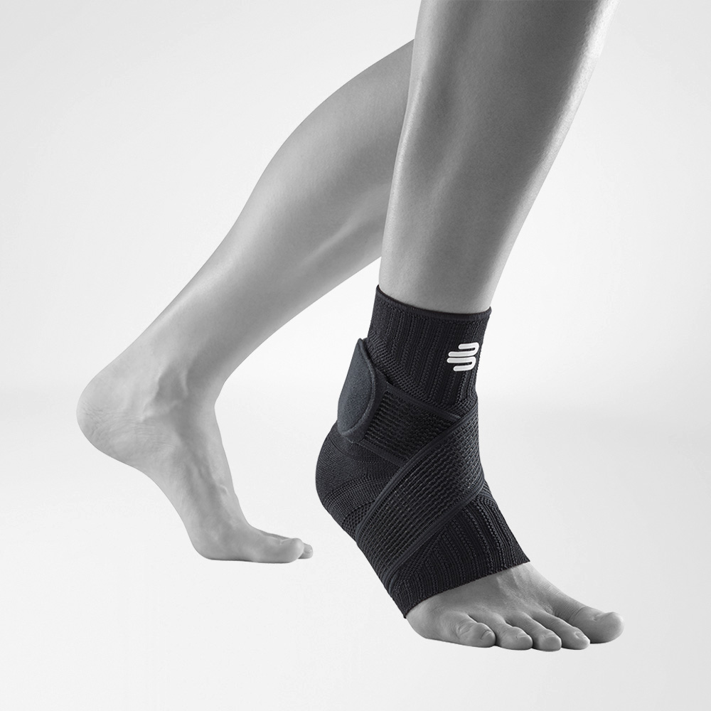 Lateral complete view of the allblack-colored ankle bandage on the stylized gray foot