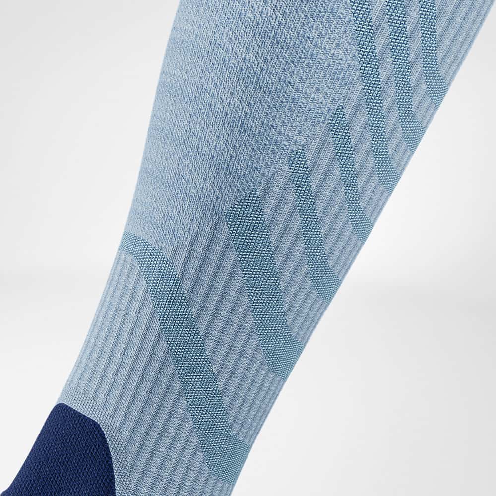 Detailed view of the calf area of ​​the merino hiking socks in light blue