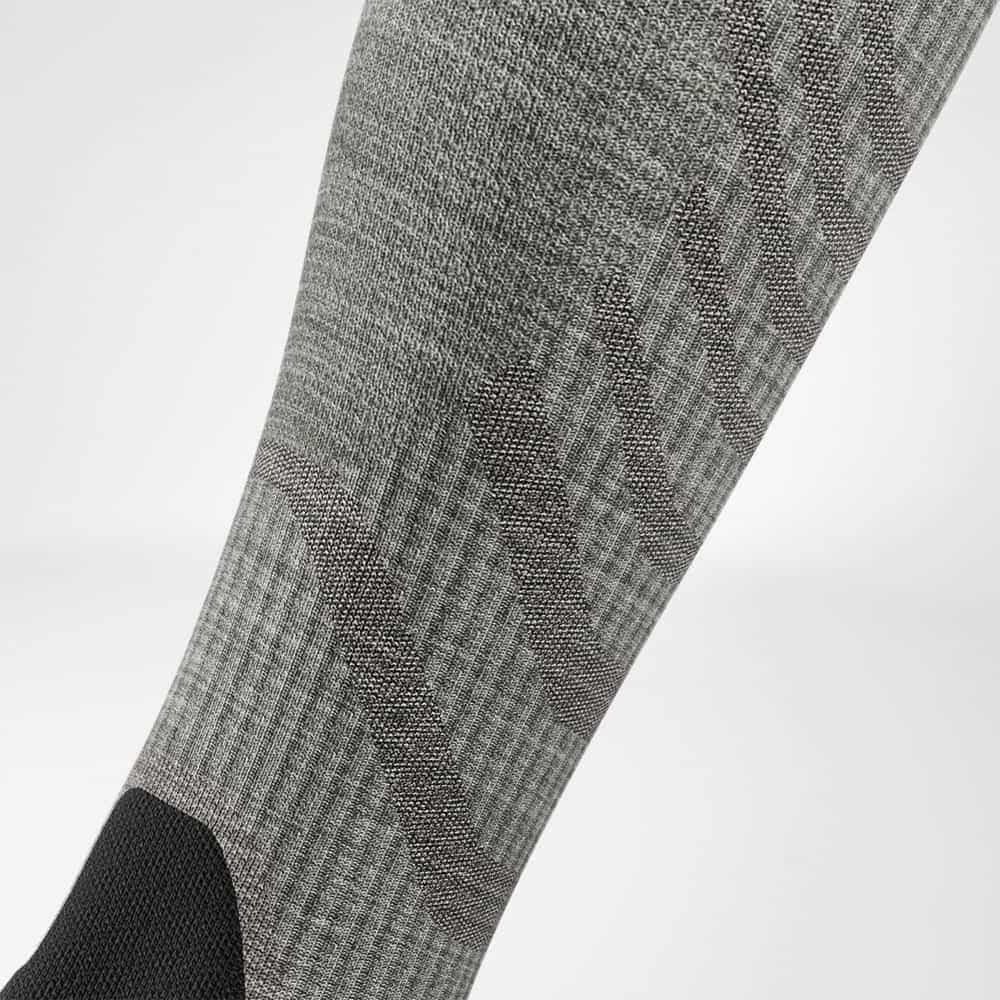 Detailed view of the calf area of ​​the merino hiking socks in light gray