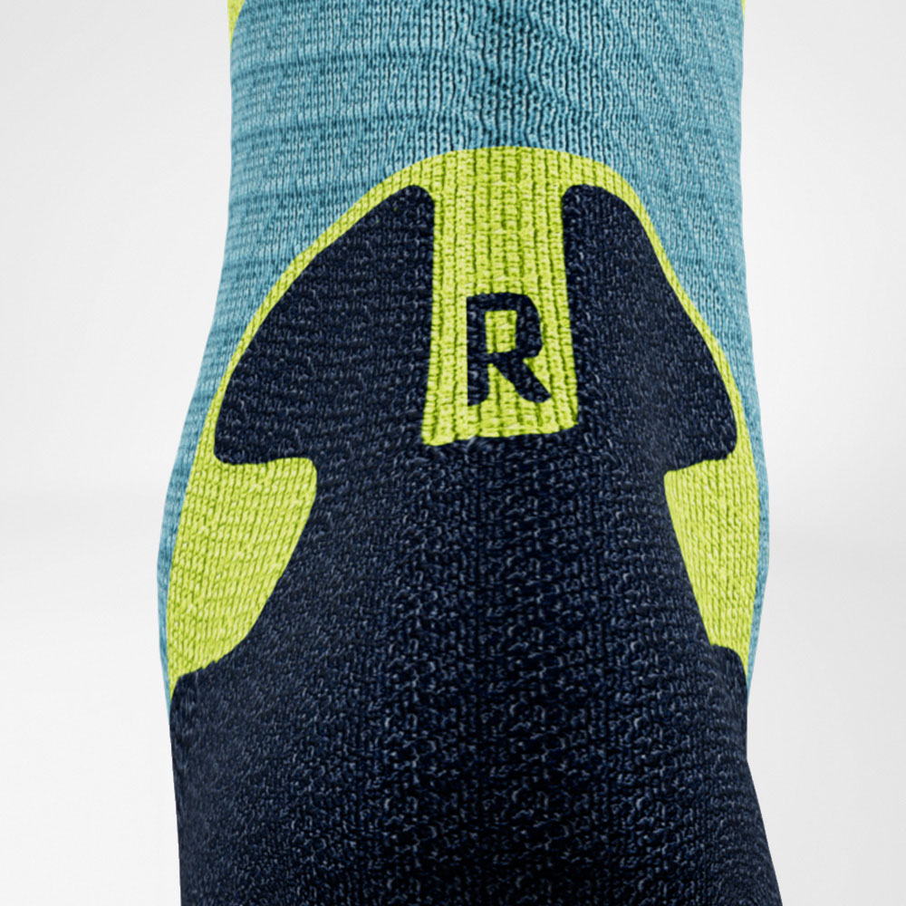 Detailing Achilles Comfort Zone of the blue and yellow medium -length trail run - running socks