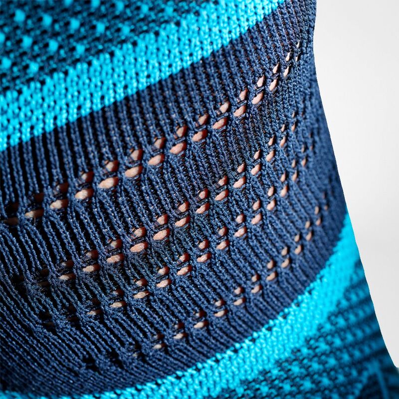 Detailed view of the breathable knitting in the knee throat of the knee tanks for sport