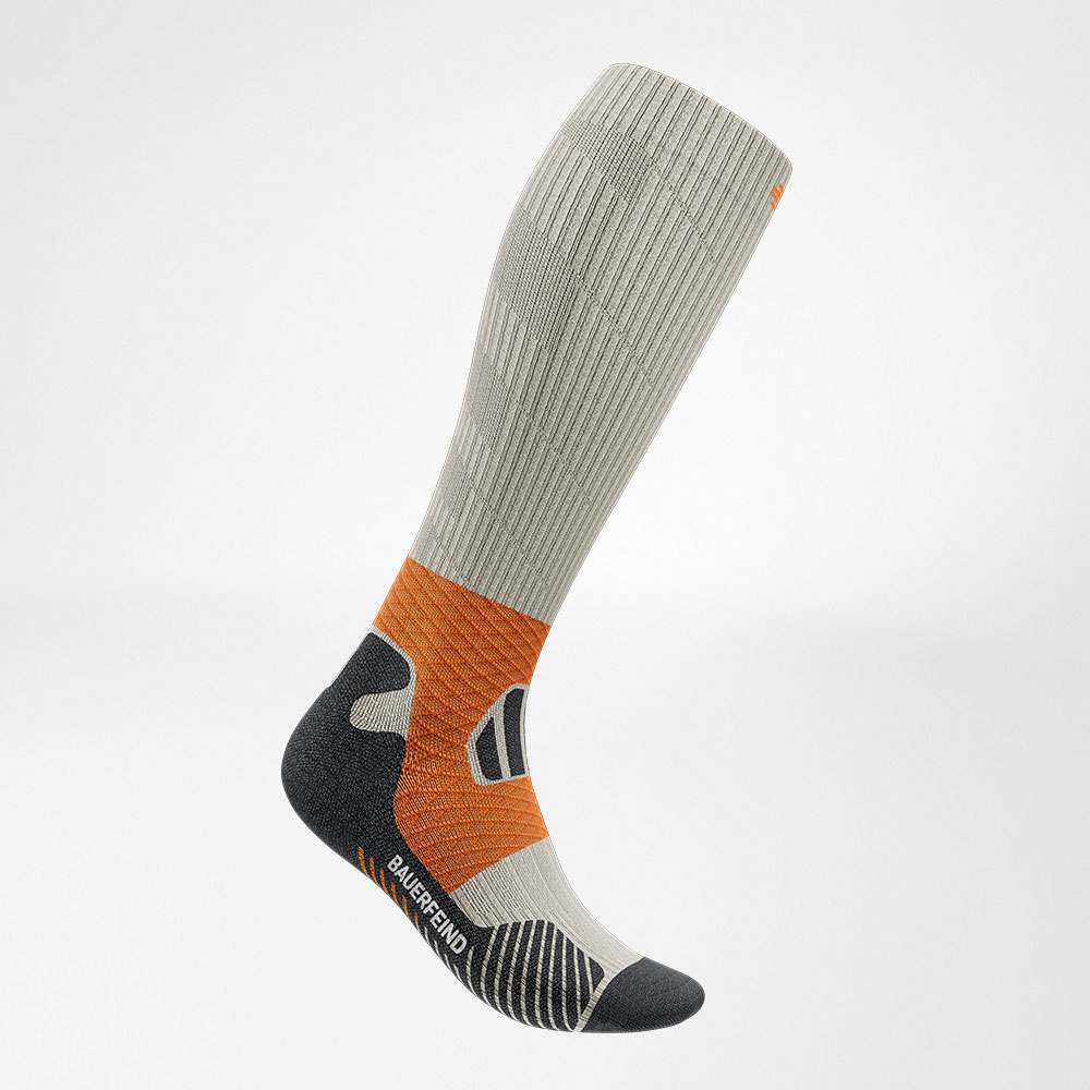 Lateral front view of the gray -orange trail run - running socks