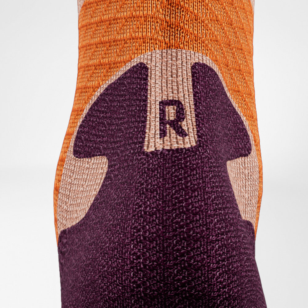 Detailed view of the Achilles marriage area of ​​the purple -orange trail run - running socks