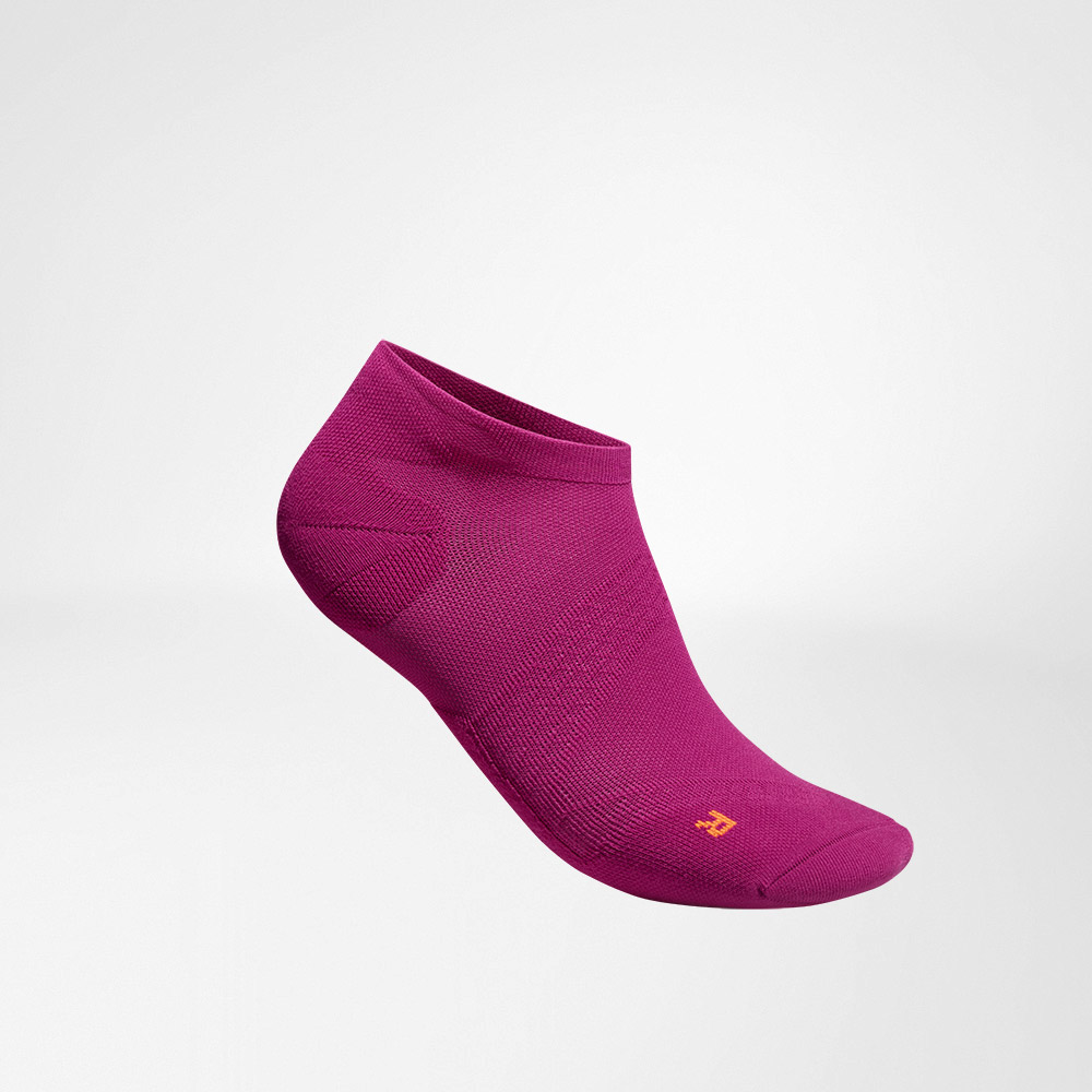 Lateral complete view of the berry -colored short, light running socks