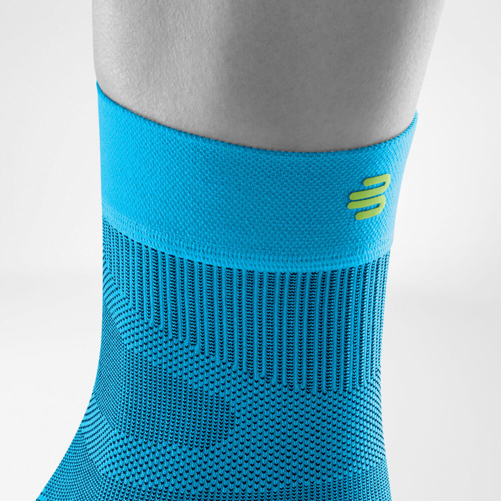 Detailed view of the upper area of ​​the Blue Sportsleev for the ankle including a knitting course and logo